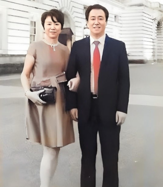 许家印被抓后,恒大歌舞团长白珊珊被传低调嫁富商,如今近况曝出