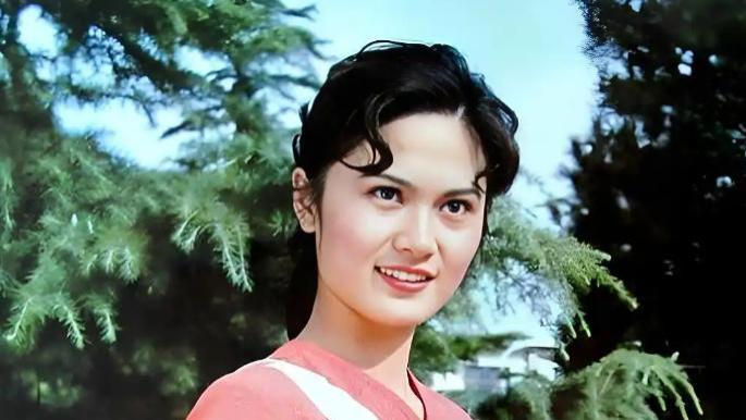 她是80年代知名女演员，嫁给上将张震之子，离婚后过得怎么样？