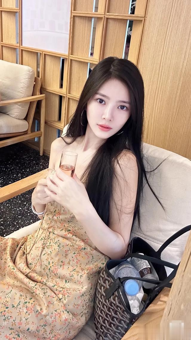 杜淳陪老婆王灿一起健身，杜淳晒八块腹肌，夫妻俩手臂肌肉发达！