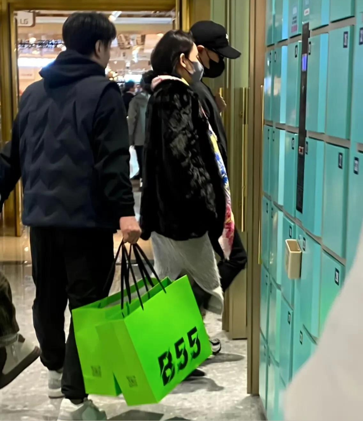 汪峰第五次当爸?新疆街头甜蜜扫货三大袋,森林北四月孕肚藏不住