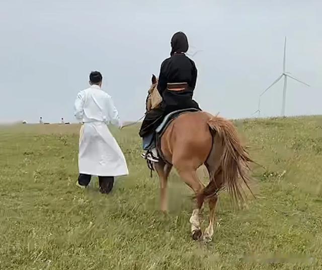 玥儿穿蒙古服骑马，网友直呼完全大S模样 贴心为爸爸系扣子 汪乐了