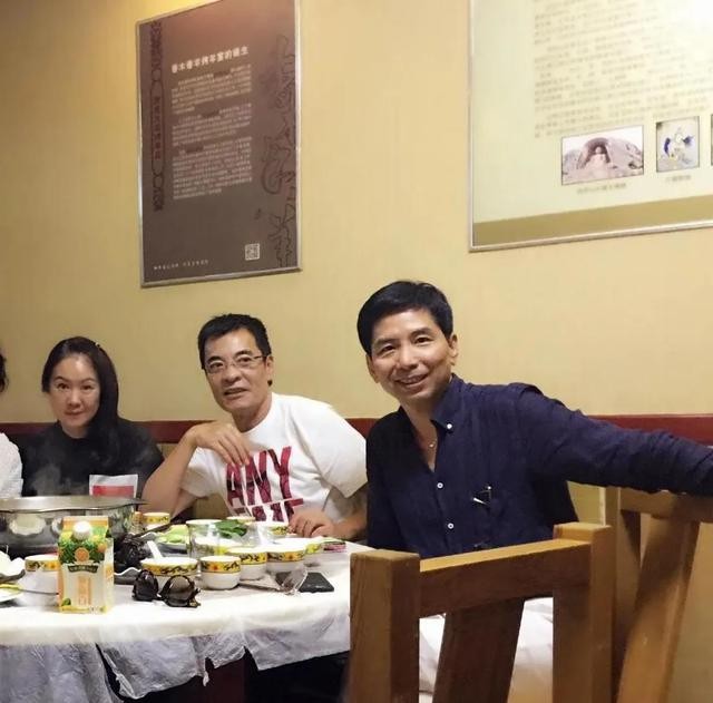 他用一封信和小22岁女友分手，娶八一厂员工为妻，51岁在美国当爹