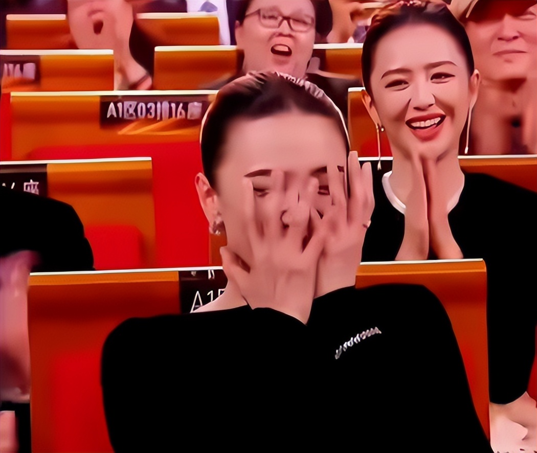宋佳夺金鸡奖“影后”的瞬间，女演员间的微表情展现出一张人情网