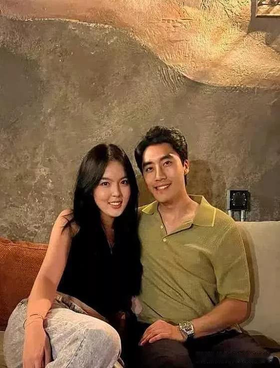 李咏女儿美国参加婚礼,穿碎花裙手拎20W鳄鱼皮包,男友又高又帅