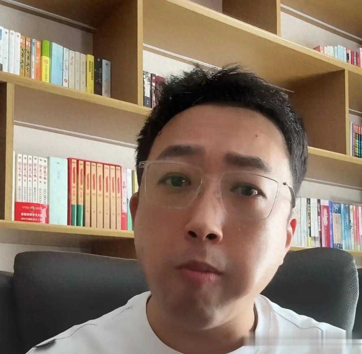 许莉莎说何晟铭是于正白月光,何晟铭给于正打电话,于正说没信号