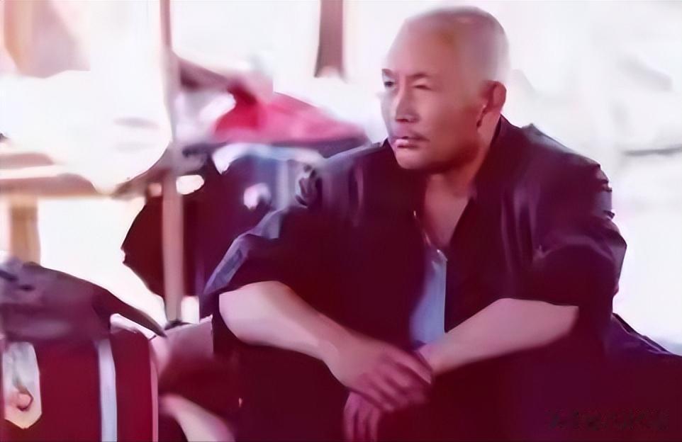 他是国家一级演员,演了半辈子戏,戏外爱妻如命,儿子是他的牵挂