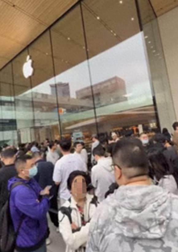 iPhone 17 系列正式开售!网友吐槽:都掉漆了