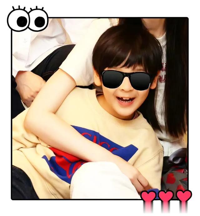 Angelababy带儿子度假被偶遇,小海绵身高抢镜,二人手牵手很温馨