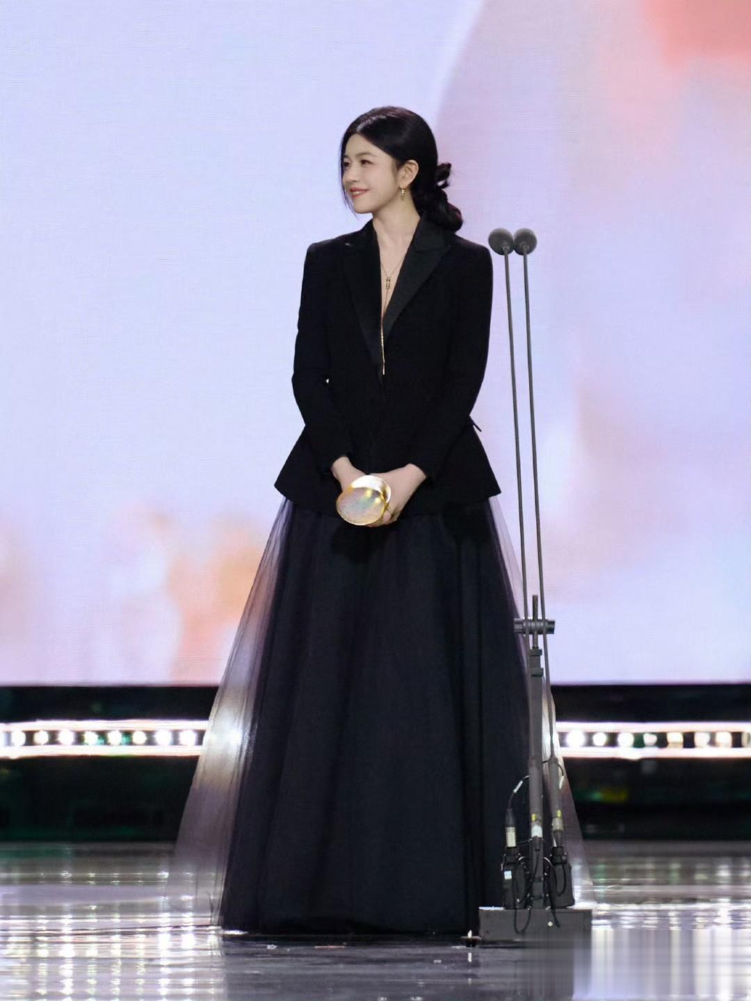 陈烟希姐穿黑色就很优雅 ???