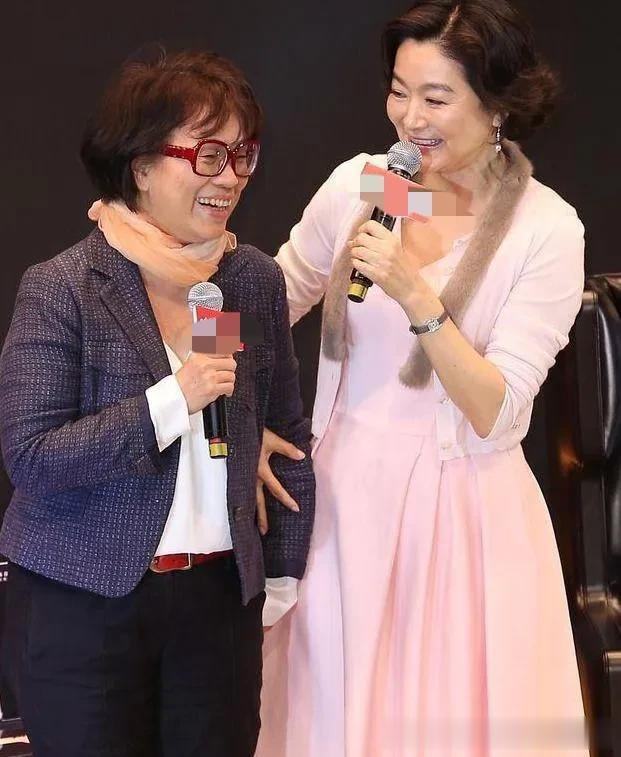 林青霞烫了微卷短发减龄20岁!穿针织开衫+粉裙,完全没有大妈味