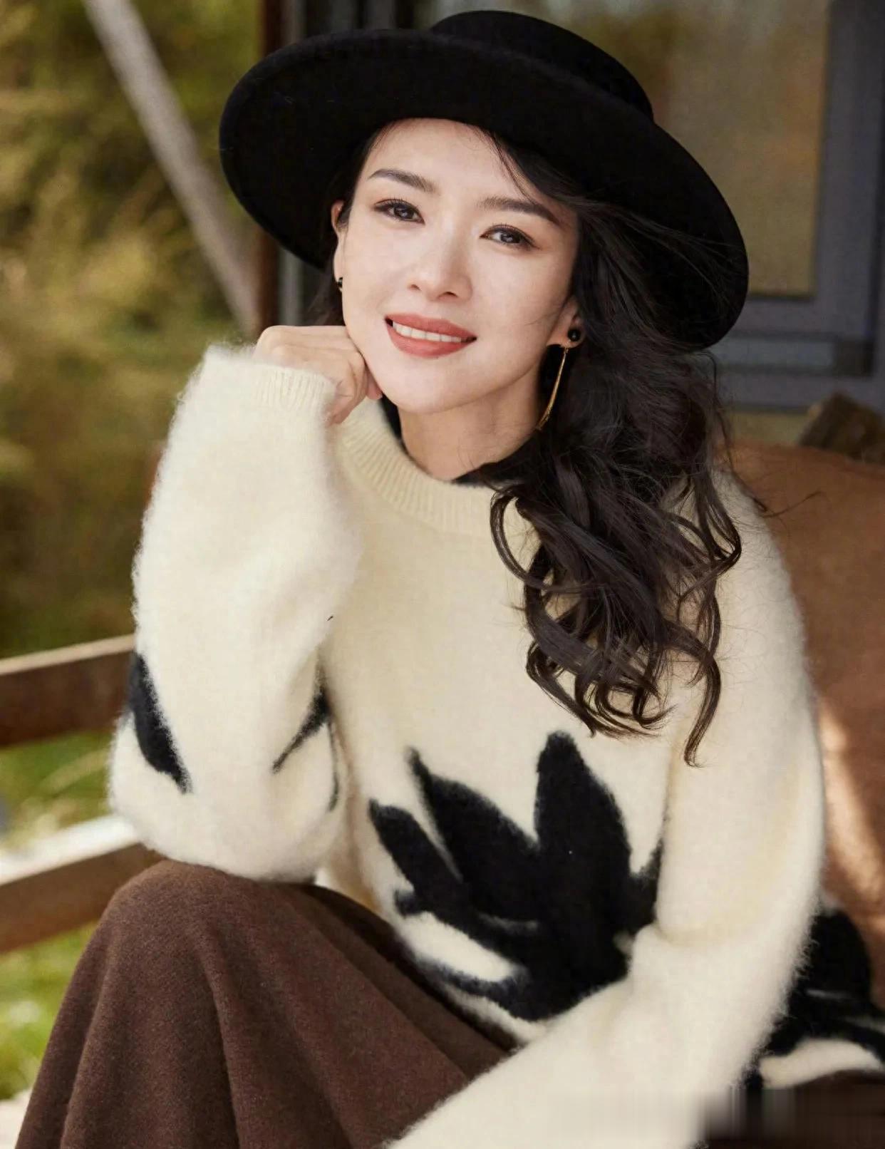 章子怡烫了微卷发气质大变！米白毛衣+黑色礼帽，高级又洋气