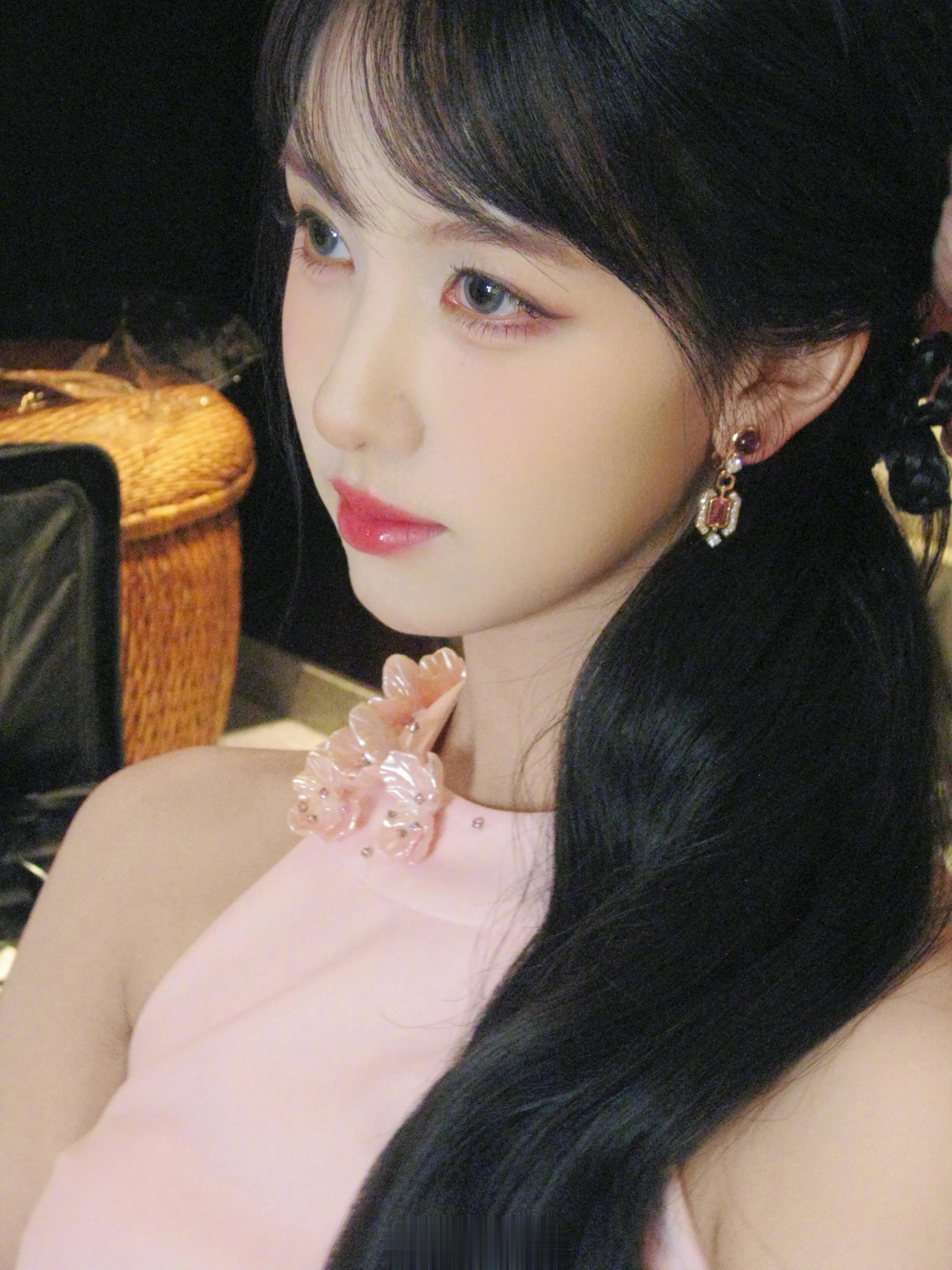 陈都灵出席活动，穿粉色公主裙好甜美，太适合她小巧清隽的五官了