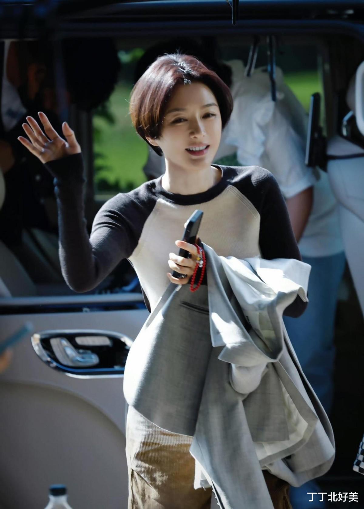 秦岚剪了短发带火了机场穿搭！45岁穿皮衣+短裤，戴墨镜像女王！