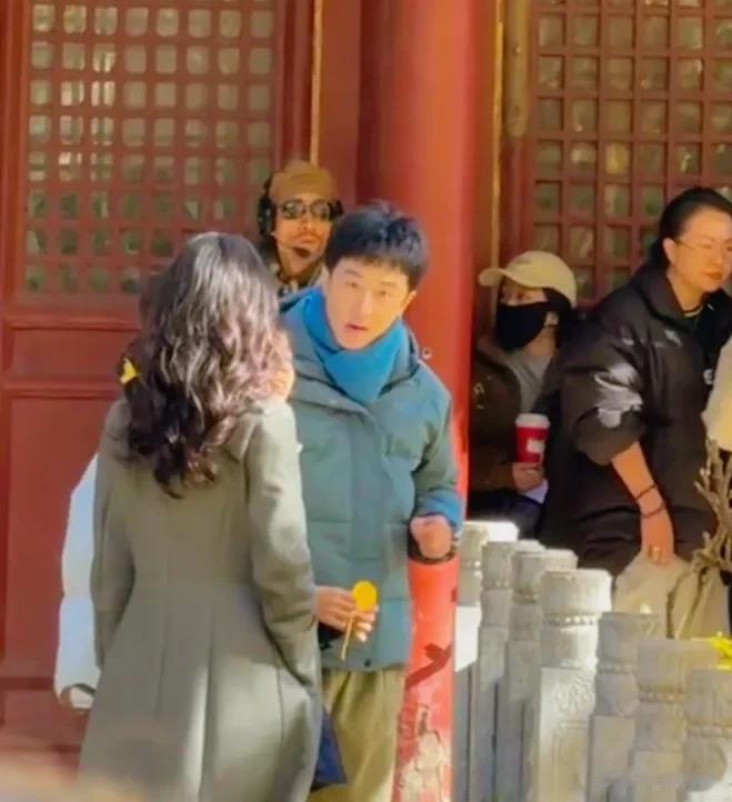 黄轩、刘浩存、王鸥现身北京潭柘寺被偶遇，黄轩表情引热议！