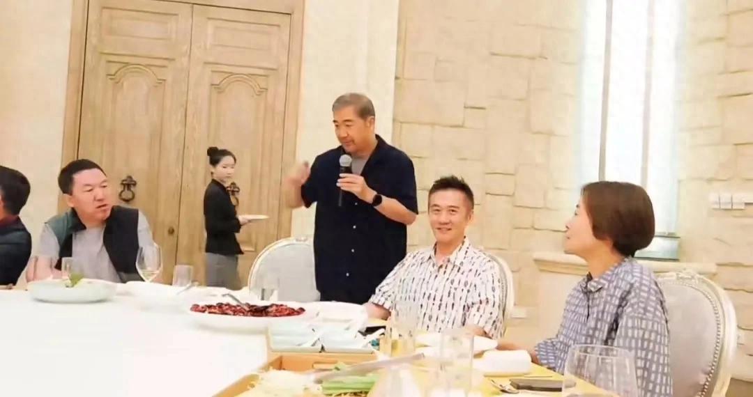 56岁黄志忠参加好友聚会，53岁柯蓝低调现身，70岁张国立罕见亮相