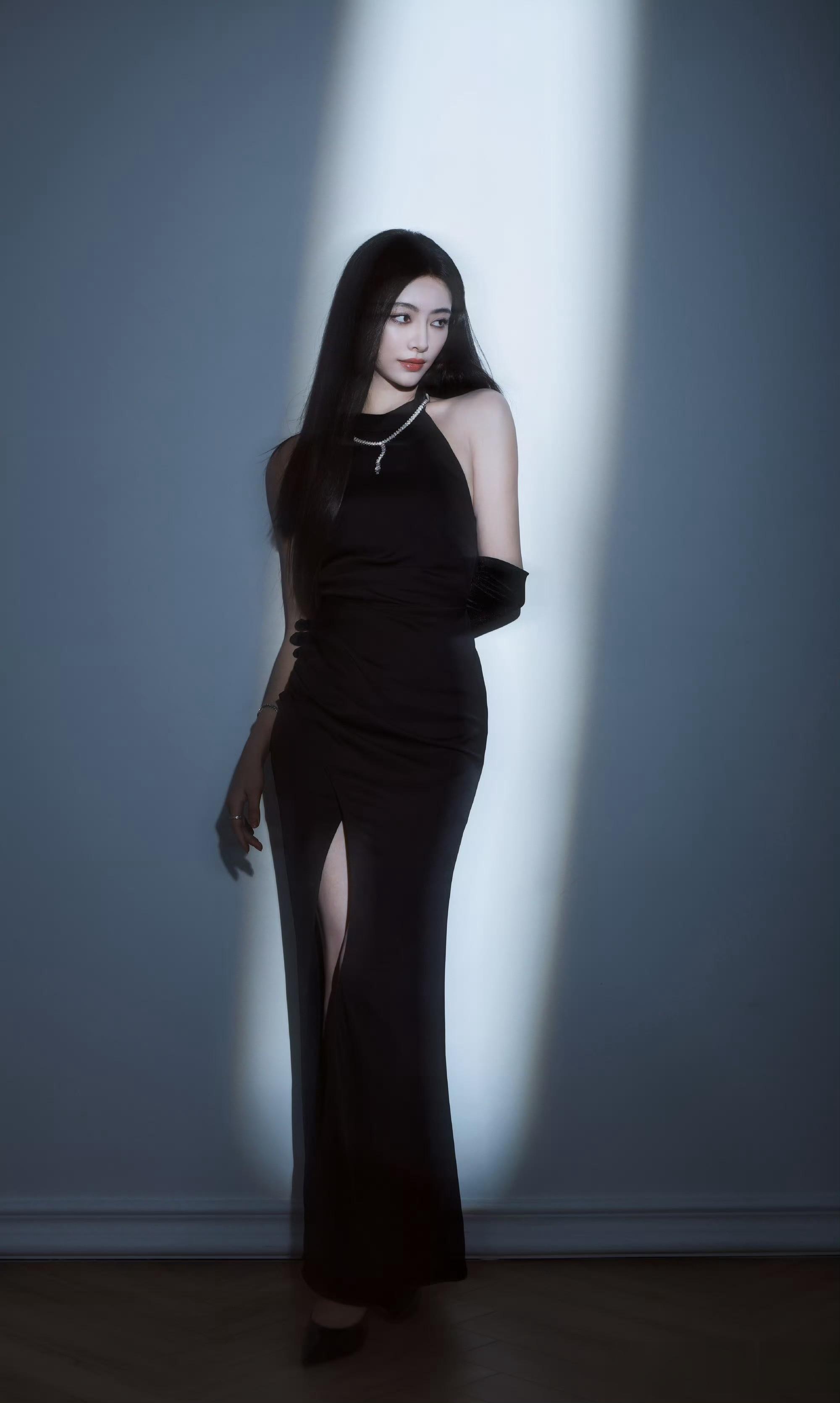 许佳琪黑裙光影大片，冷艳氛围感直接封神