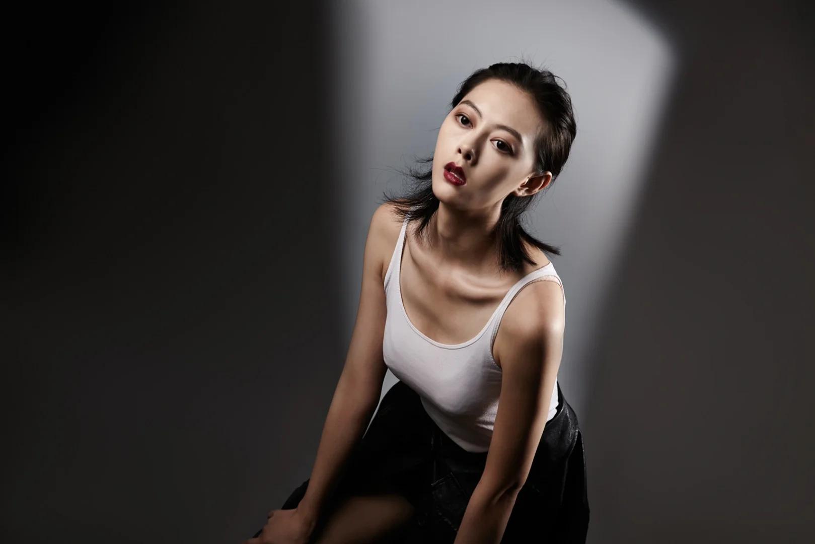 陈道明的女儿陈格，靠唱越剧大红大紫，如今35岁美的惊为天人