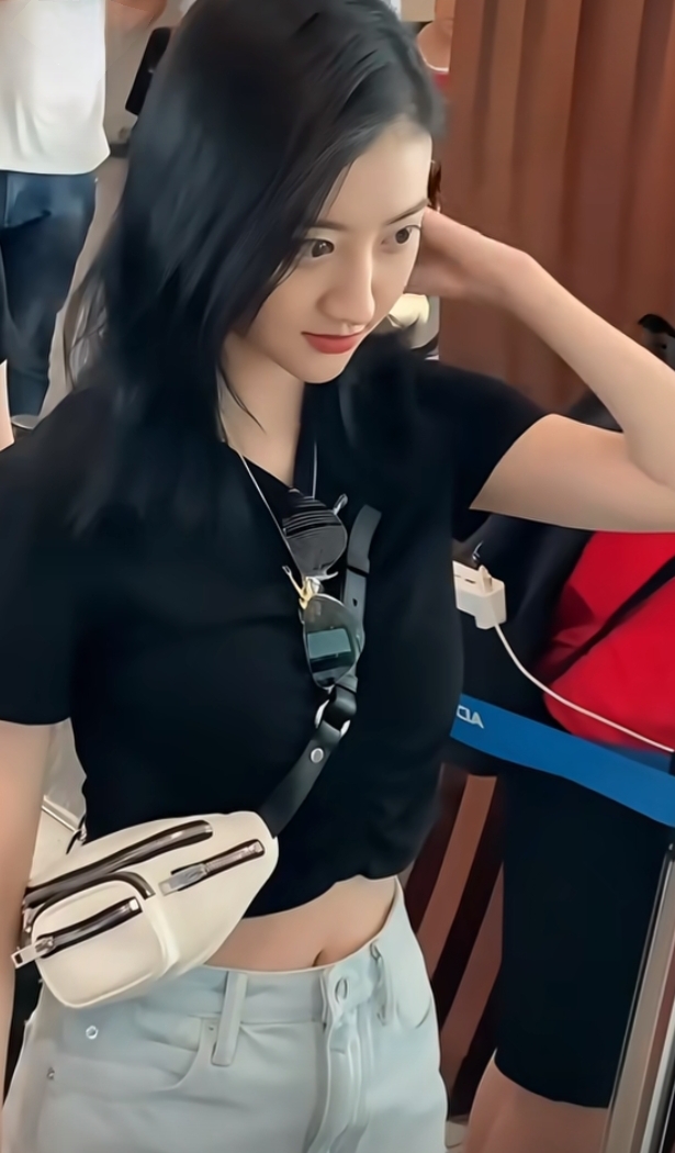 景甜现身机场，黑T配短裤长发披肩，温柔又漂亮