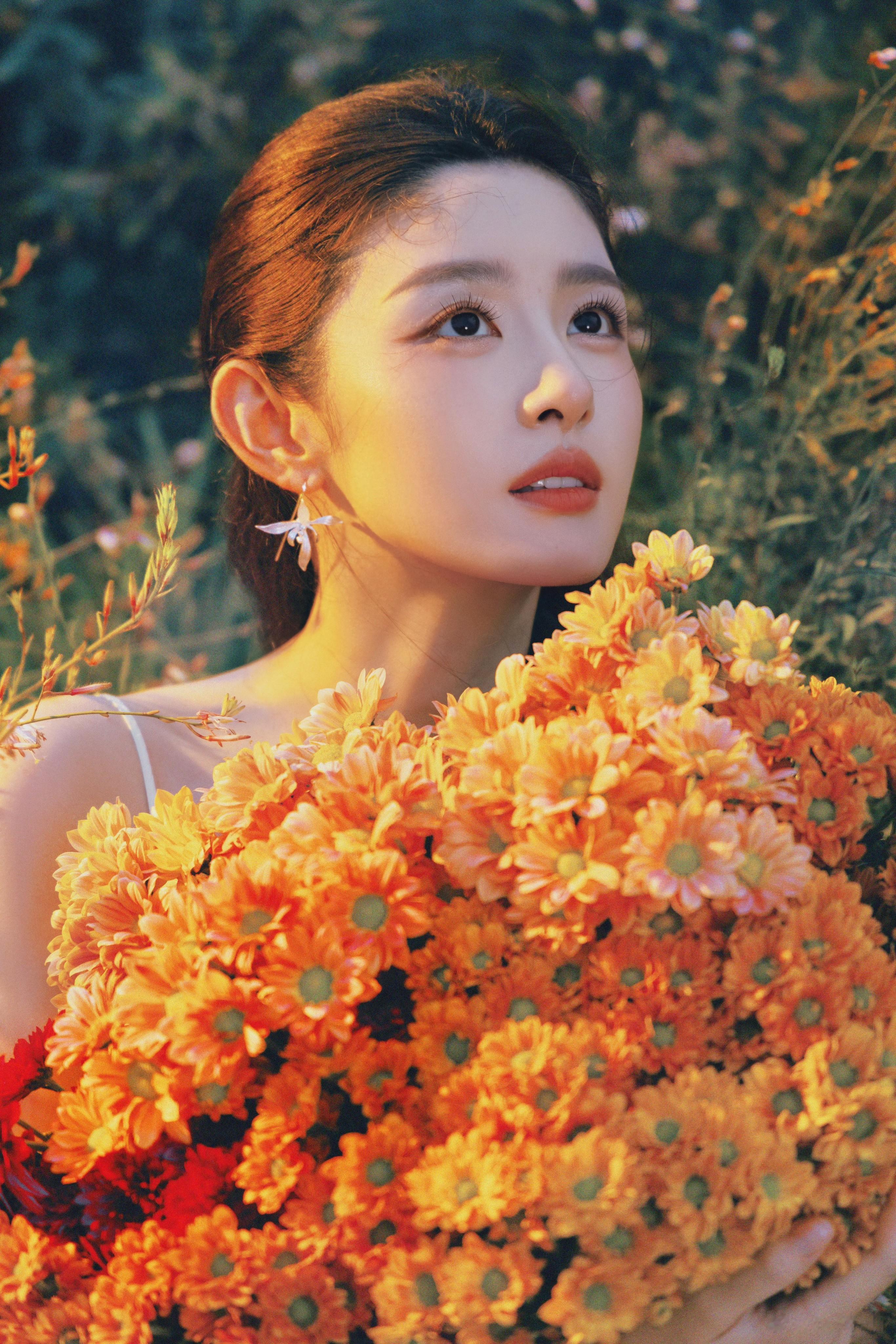 赵晴，白皙如雪，连光都对她心生爱慕