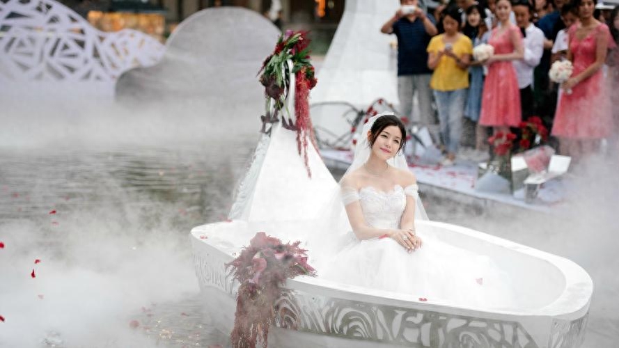 陈晓线下宣传新剧，面黄肌瘦满口黄牙太显老，网友：陈妍希离对了