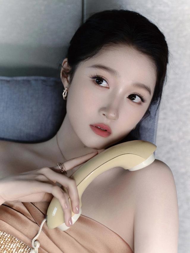 毛晓彤鎏金抹胸礼裙