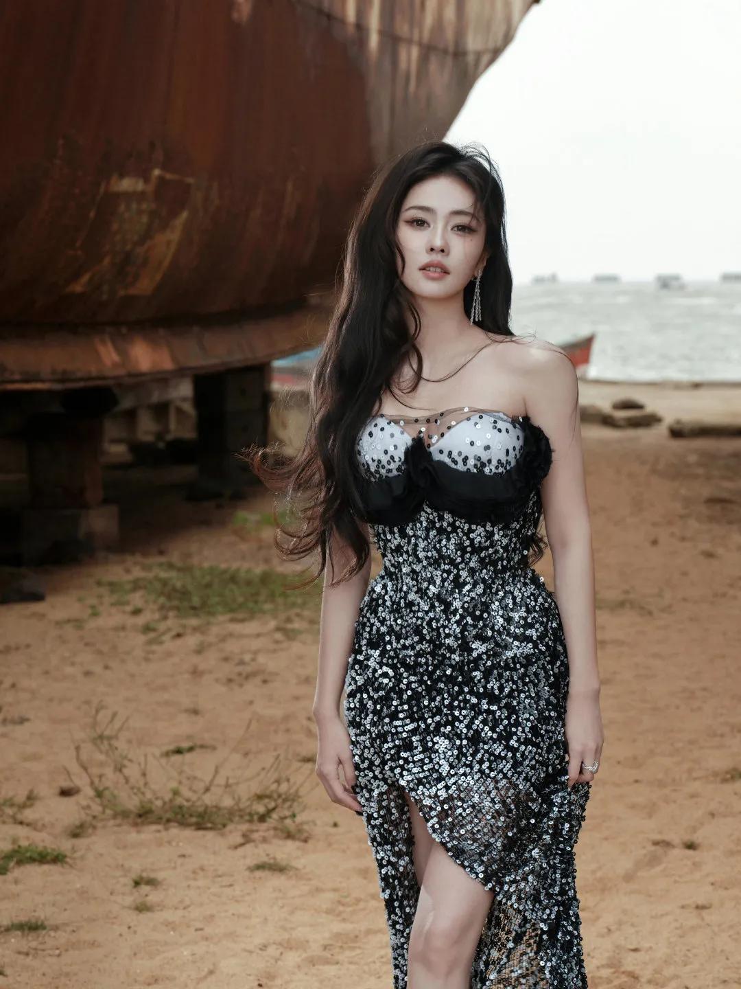 白鹿 一袭Ulyana Sergeenko 2025春夏高级定制系列礼服即将亮相