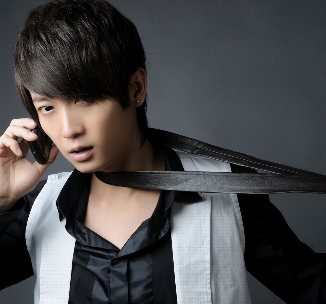 又一劣迹艺人捞金失败！评论翻车、演出遭抵制，官媒锐评戳他心窝