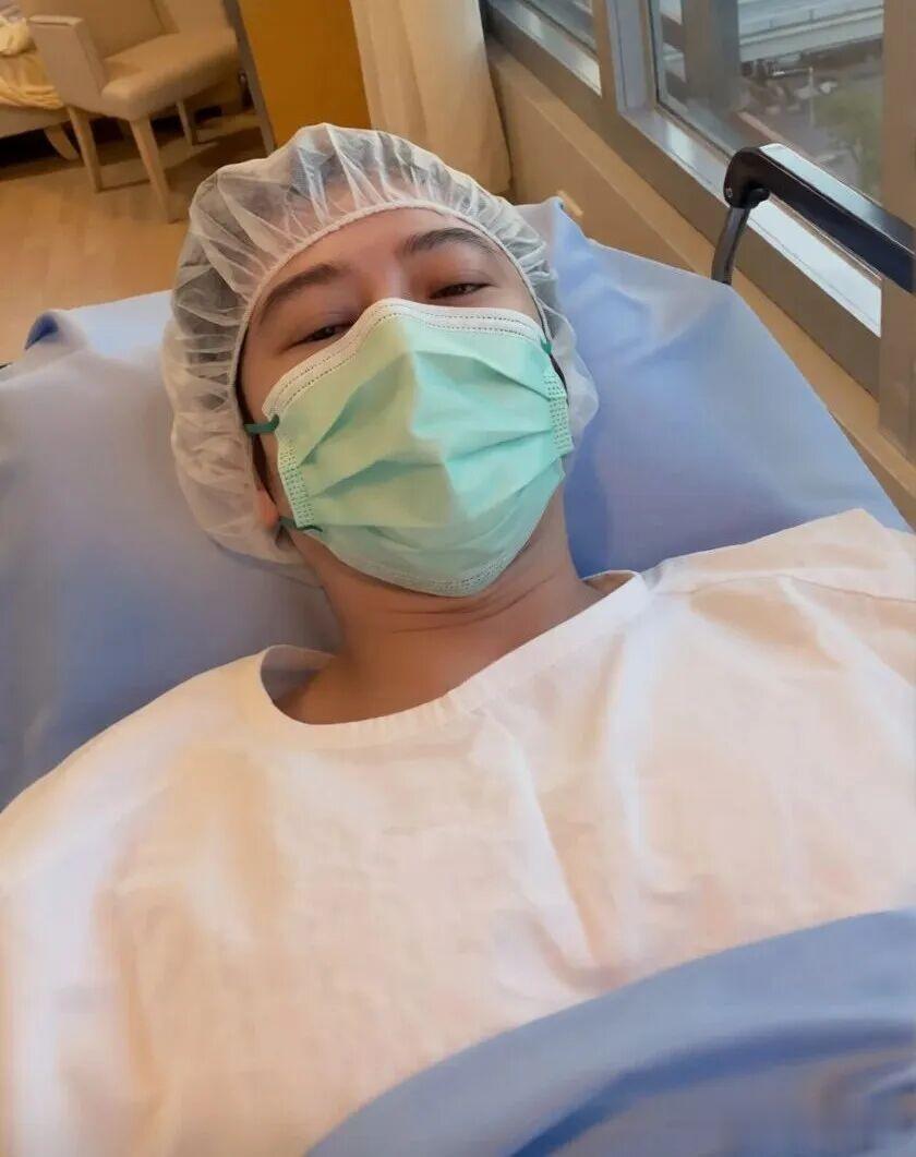 毫无预警入院手术！香港知名男星病容曝光，妻子愁眉苦脸全程陪伴