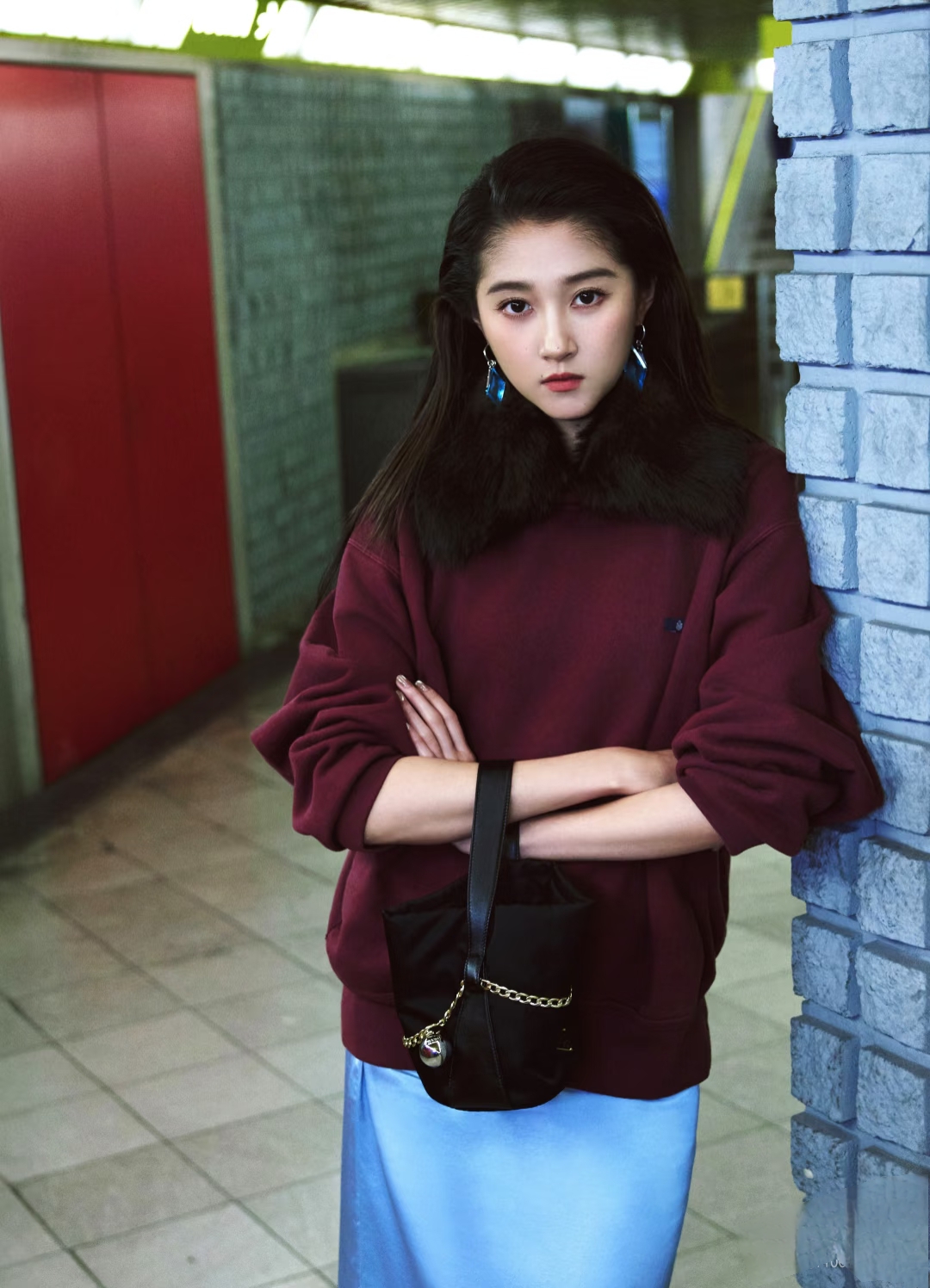 关晓彤米兰时装周看秀造型，酒红卫衣混搭牛仔裙，复古又时尚