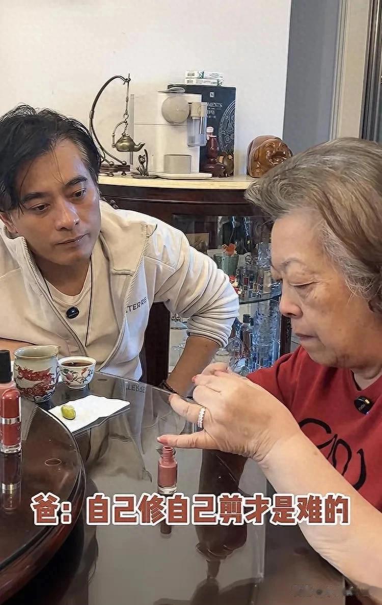 陈龙陪80岁母亲做发型，吃10元生煎7元粉丝，妈妈手钻戒又大又闪