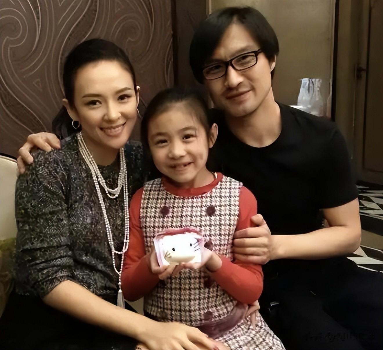 再多钱有何用？汪峰20岁女儿小苹果，还是走上了母亲葛荟婕的老路