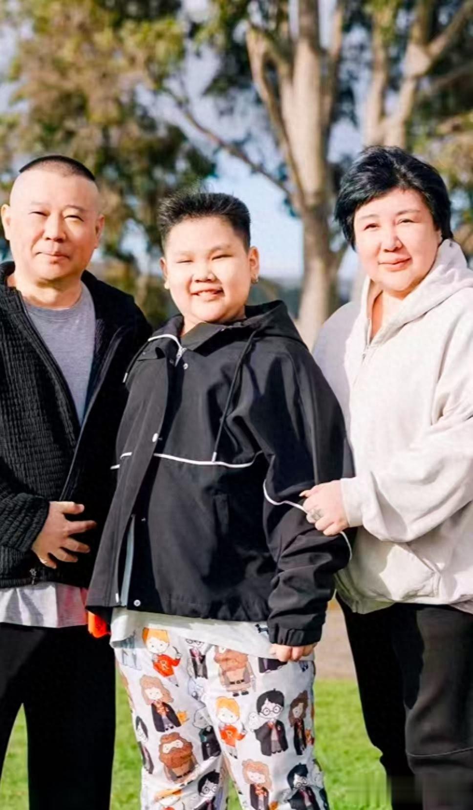 郭德纲老婆现身演唱会，被郭汾阳搂脸亲，岳云鹏紧急制止：可以了