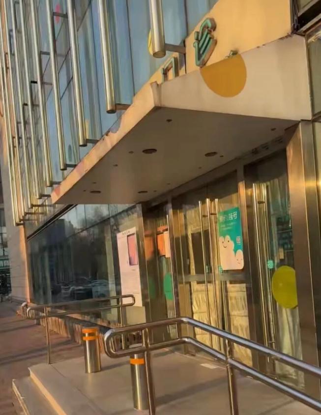 回应再婚才一天，李亚鹏再迎噩耗，事关女儿李嫣，王菲果真没说错