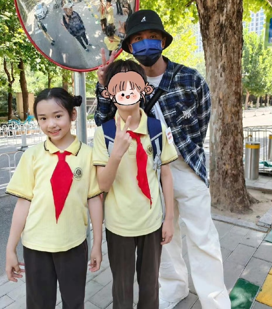 小酒窝和高云翔父女俩同框被拍，演员赵达同行，高云翔星味全无