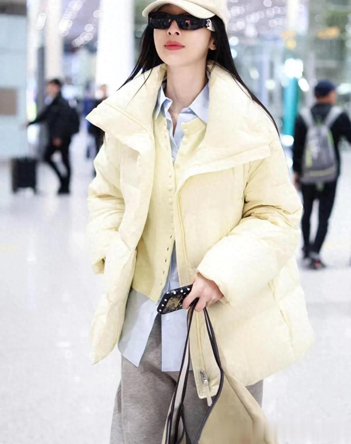 张俪机场私服真时髦！羽绒服+针织开衫+休闲裤，减龄又高级！