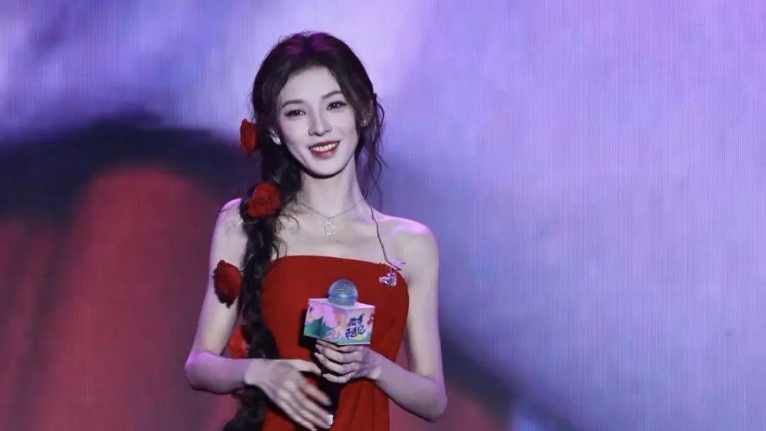 张予曦“玫瑰刺客”惊艳登场，红裙造型引全网热议！