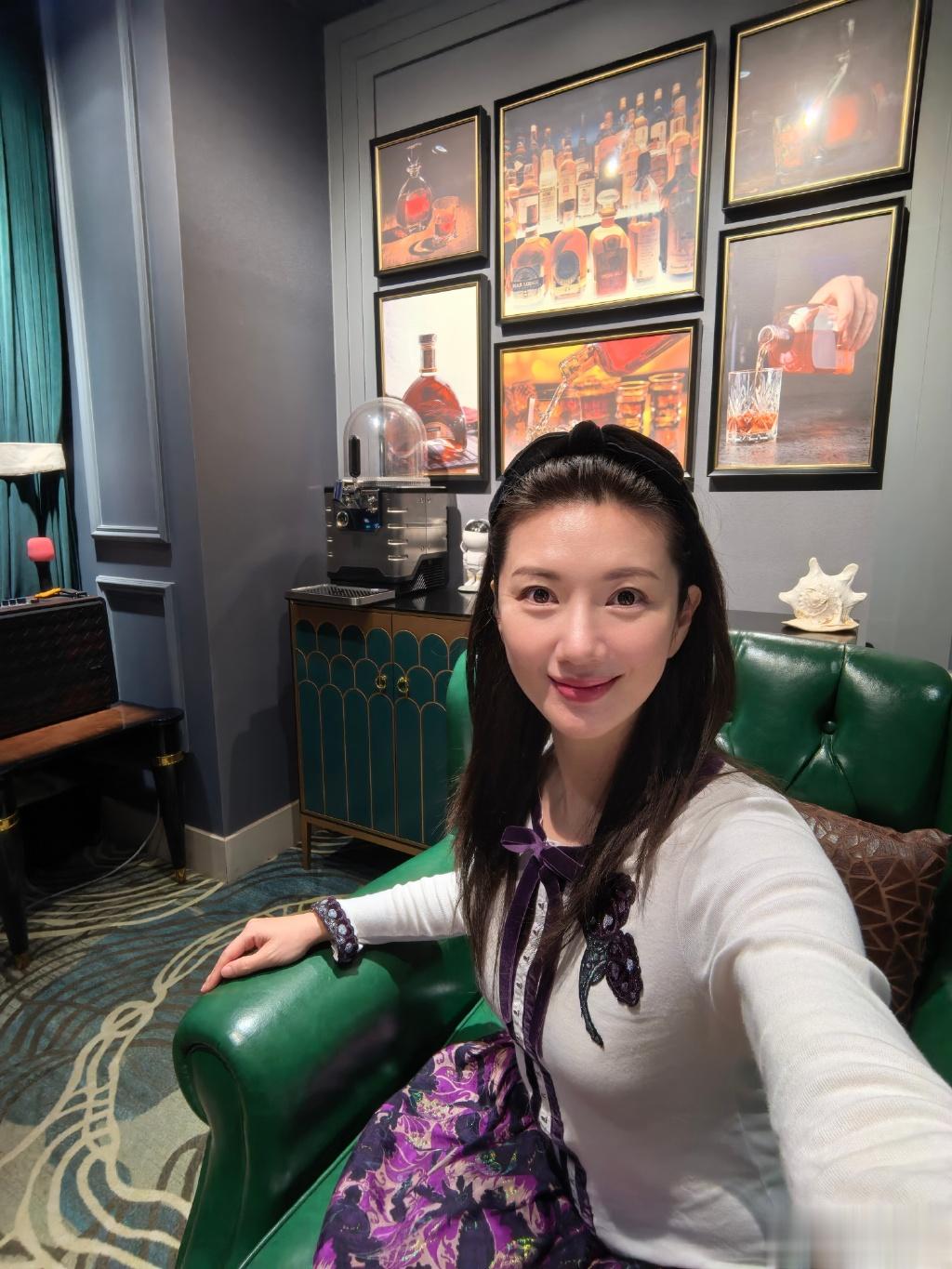 她在上海女团出道，却转身成为央视主持，46岁宛如少女，婚姻成迷