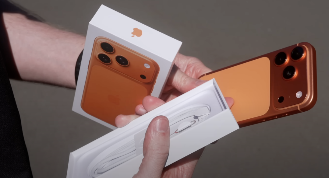 看似脆弱實則硬核！iPhone17ProMax抗摔表現讓果粉傻眼