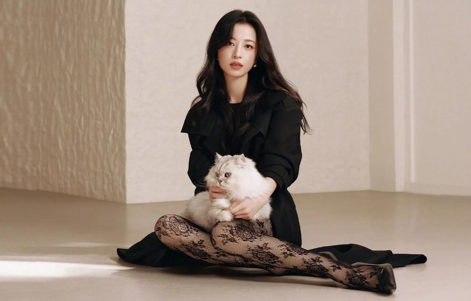 周雨彤这套装扮御姐风拉满了