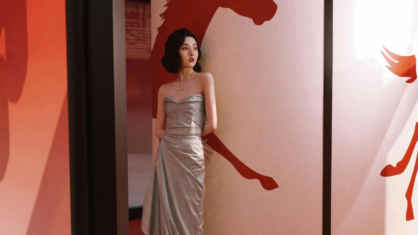 宋祖儿新春灯会惊艳亮相，薄荷绿长裙成全场焦点