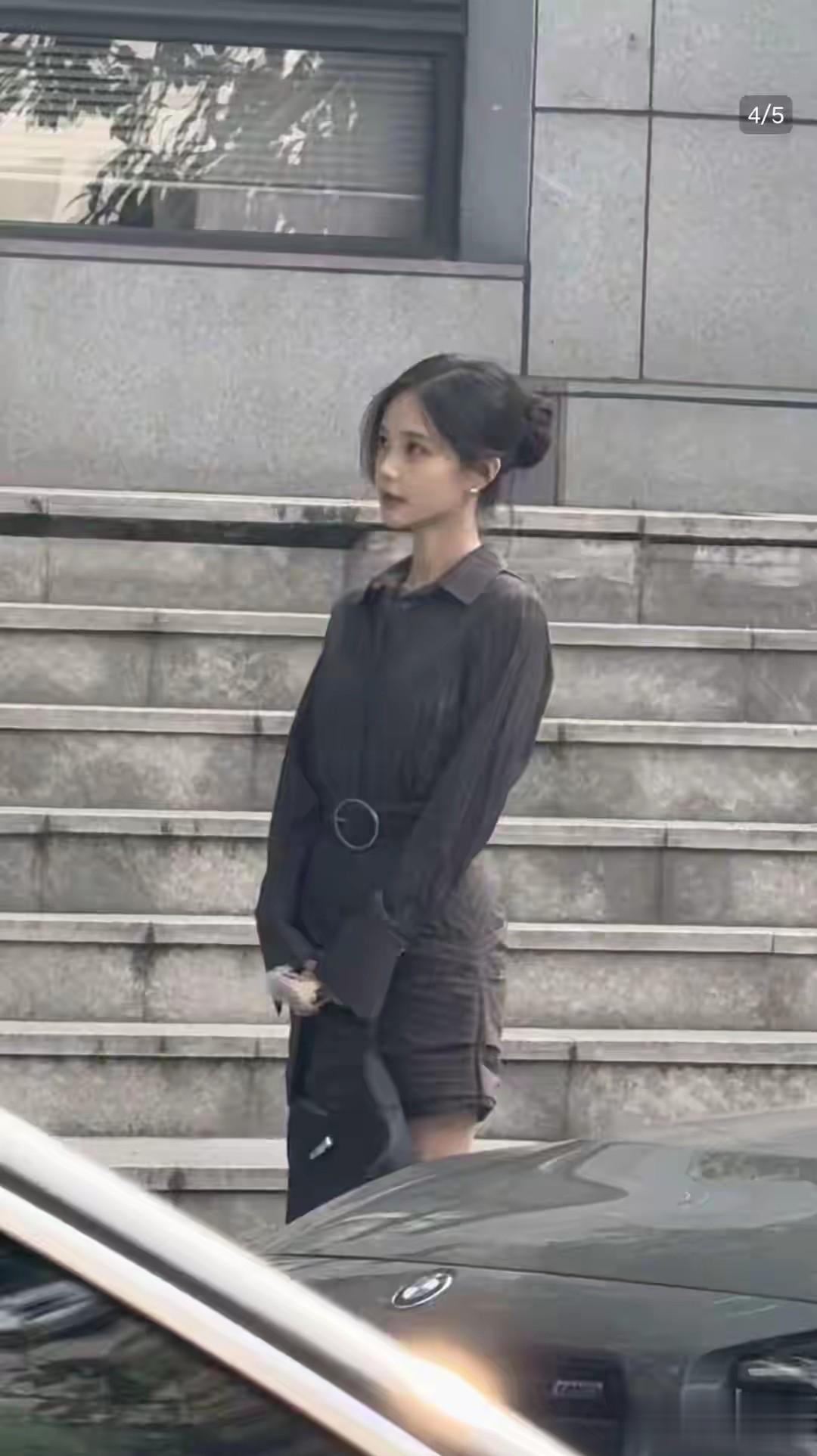 李一桐大冬天拍戏穿短裙，生图颜值身材双在线，这才是真女星