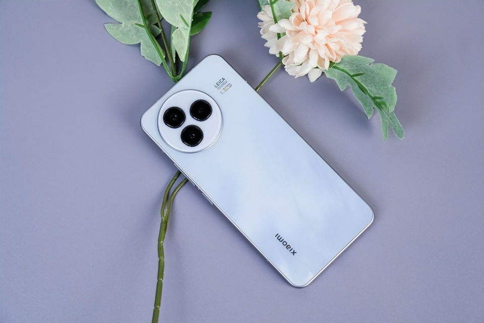 小米終于妥協，6000mAh+驍龍8sGen4+5倍光變，國補后跌至新低價