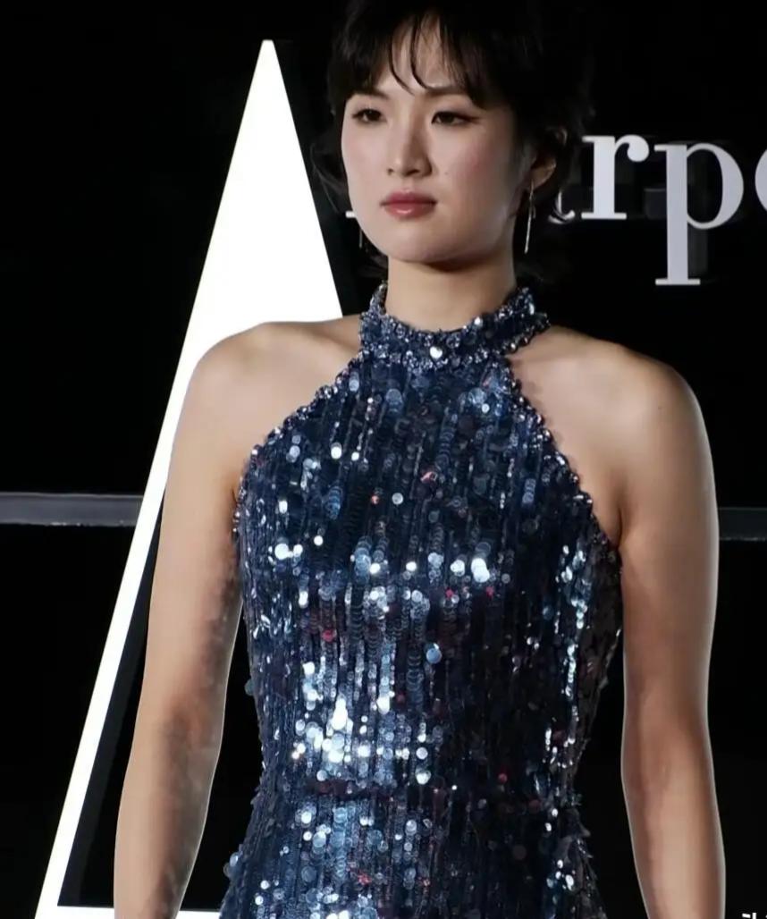 姚安娜登芭莎红毯，挂脖亮片裙配短发尽显优雅贵气