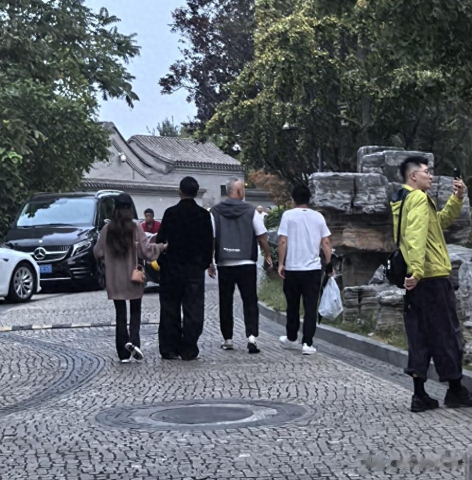 汪小菲和马筱梅现身北海公园，两个人手挽手散步，坐船游湖好浪漫