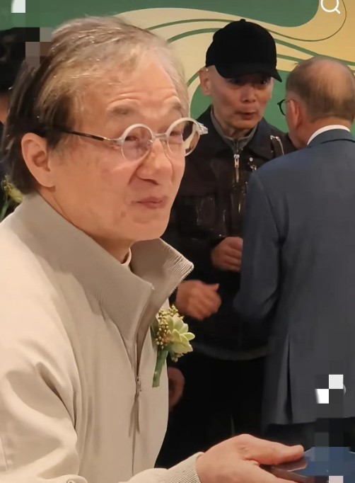 英皇新店开业，业界大佬齐聚，成龙、谢锋靠边站，C位雷打不动！