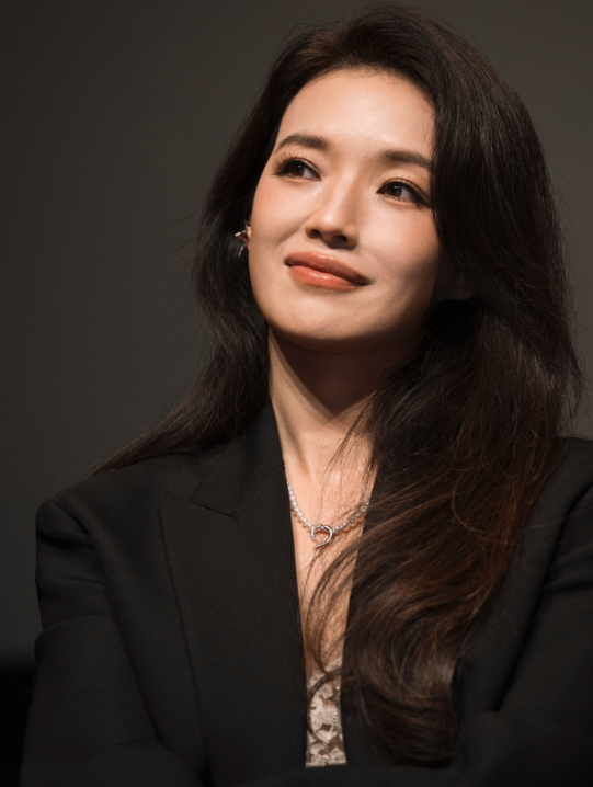 釜山国际电影节,49岁舒淇秒了28岁Lisa,才知清爽和油腻的区别