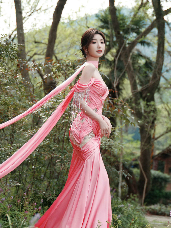 港风女神毛晓彤！粉色纱裙穿在她身上太仙了。