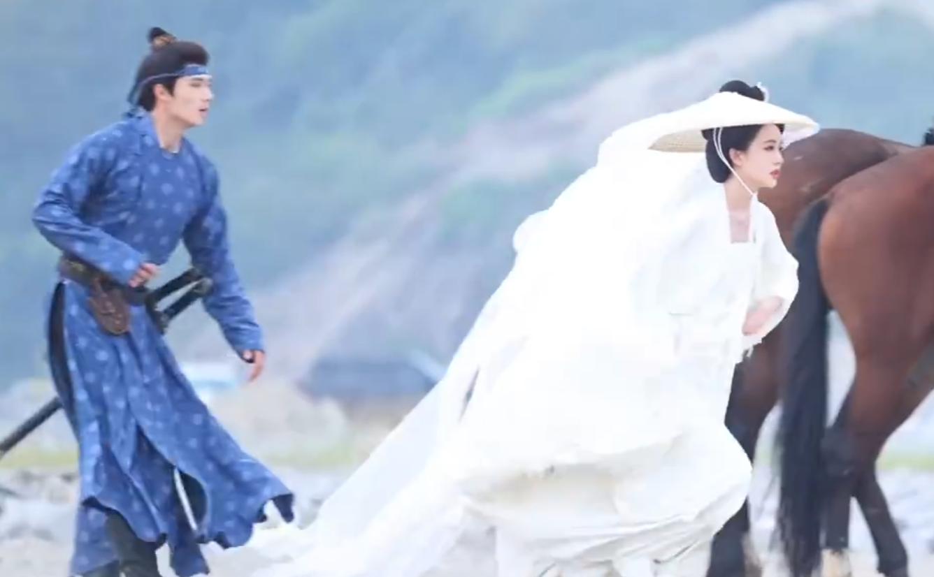 突发！孟子义拍戏被人拽倒，起身后不怒反笑，难怪她能红这么久