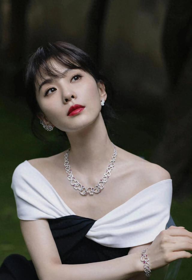 刘诗诗，黑白拼色简约长裙，佩戴首饰是亮点，彰显精致高级感