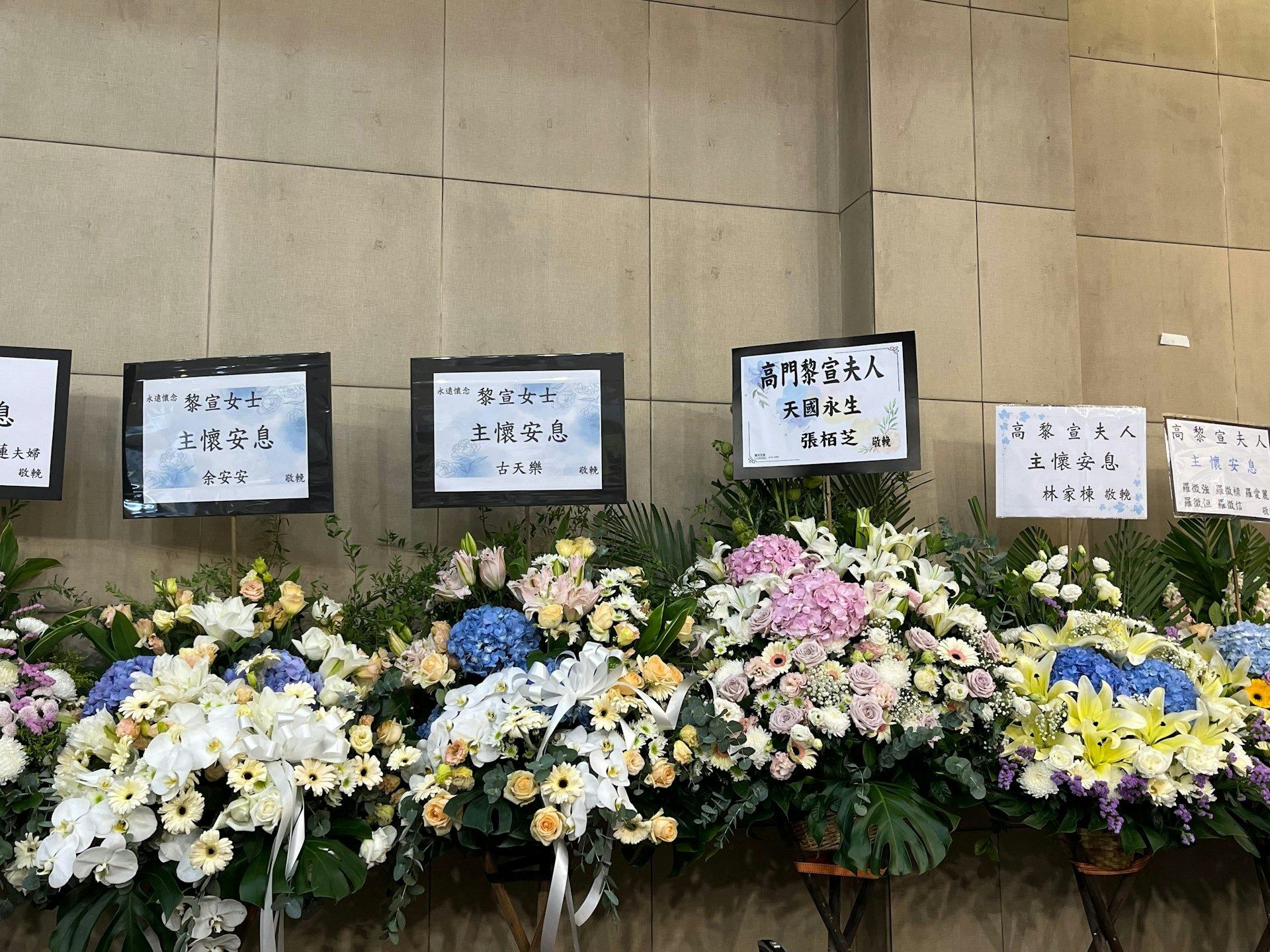 黎宣丧礼,黎姿和瘫痪弟弟现身送别姑妈,与表姐相拥而泣心情悲痛